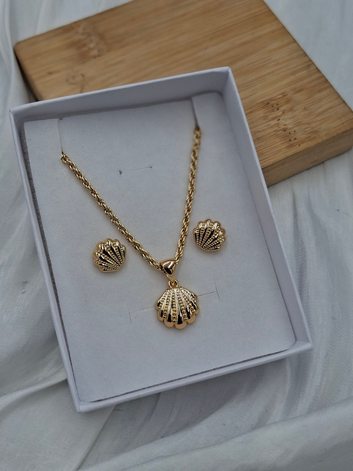Scallop Necklace Set
