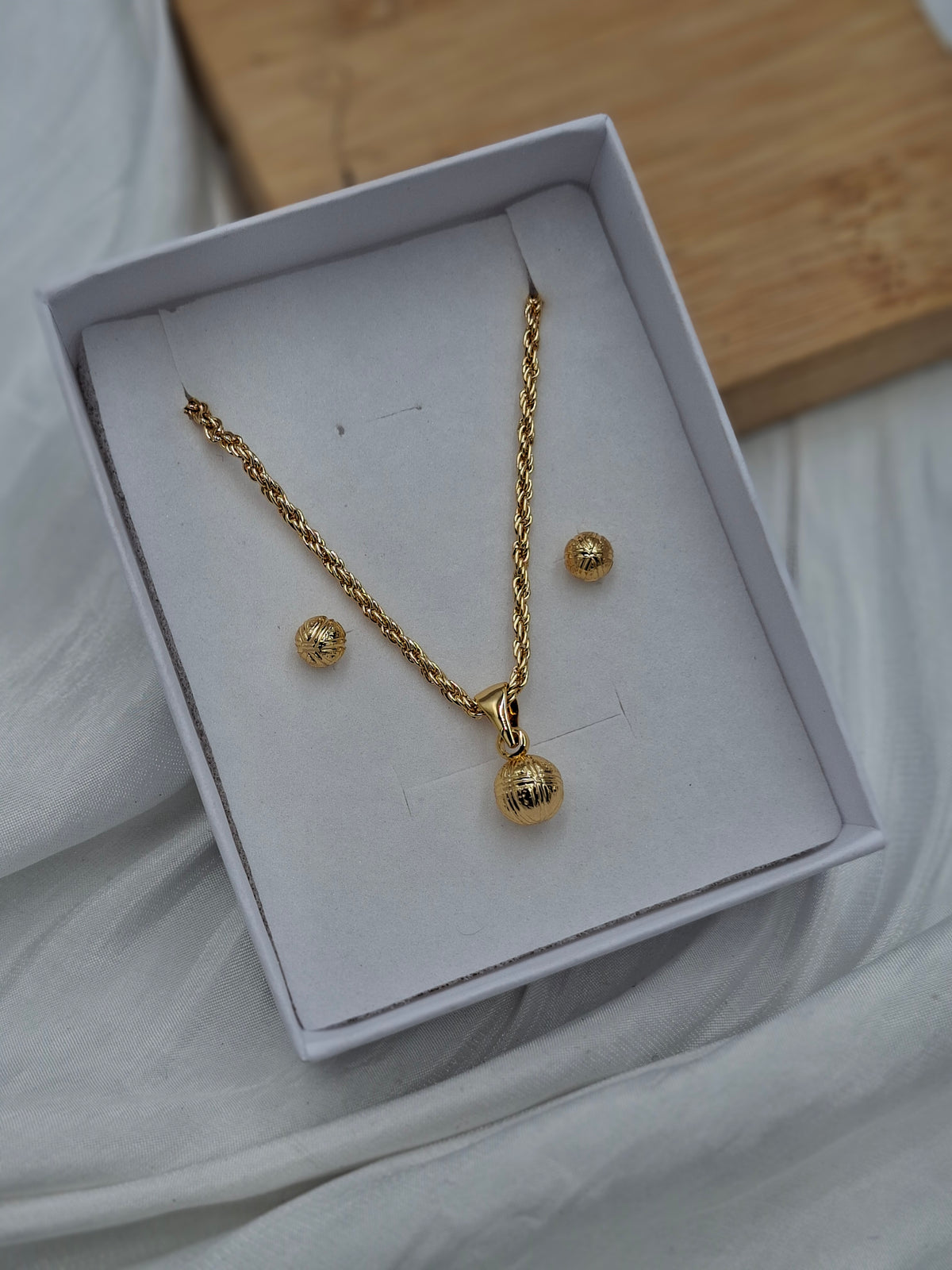 Globe Necklace Set