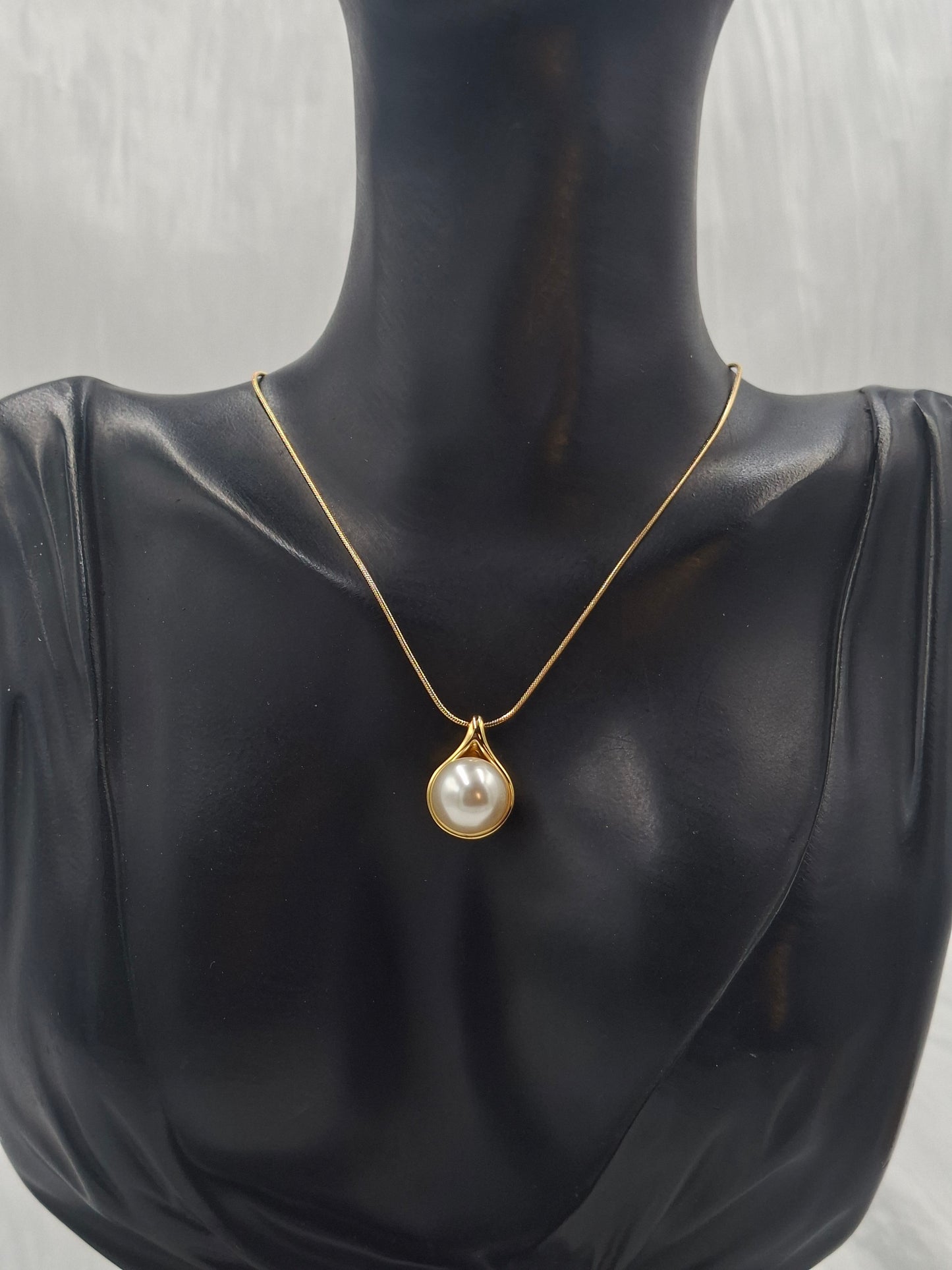 Drop Pearl Necklace