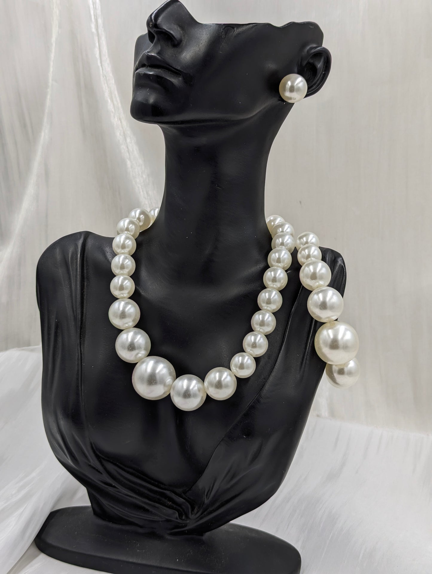 Chunky Pearl Necklace Set