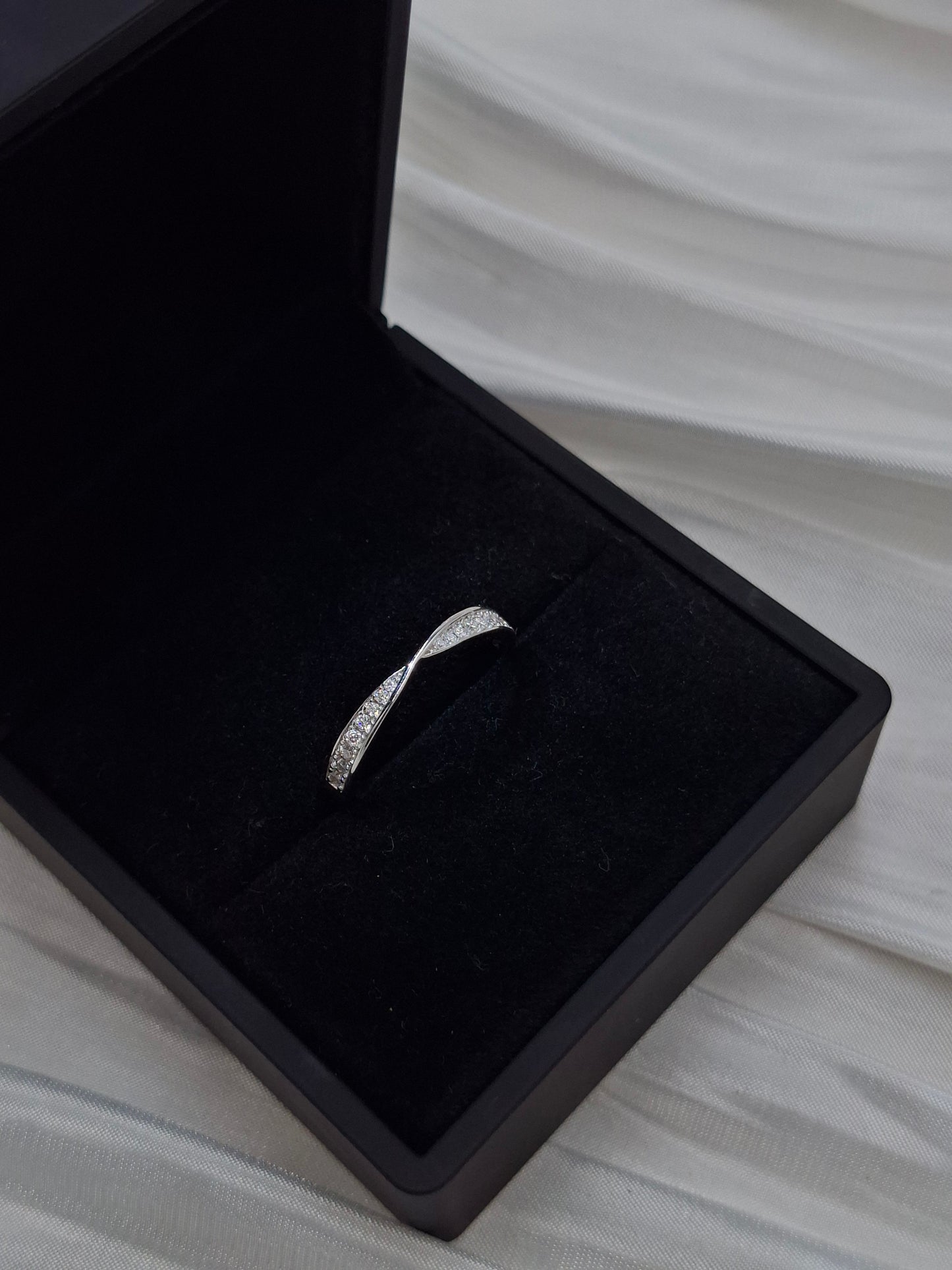 Mobius Moissanite Band