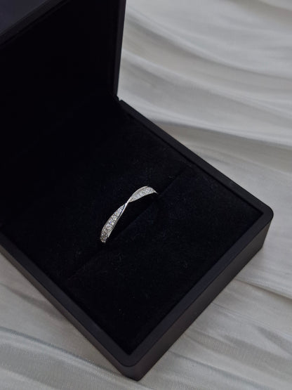 Mobius Moissanite Band