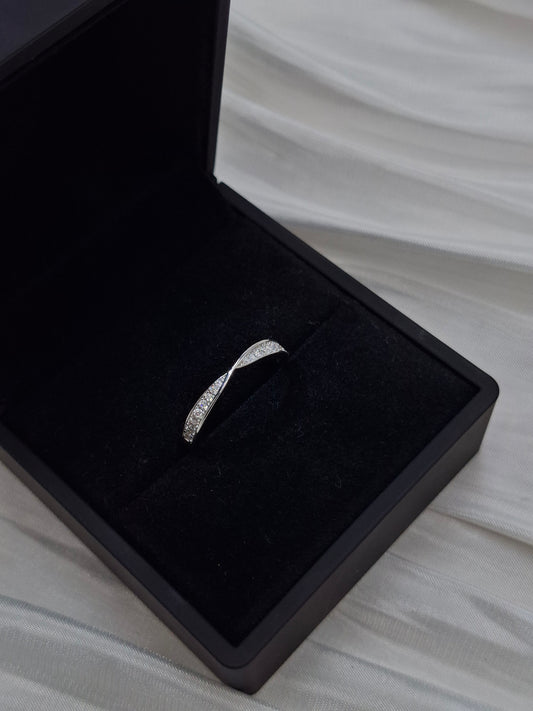 Mobius Moissanite Band