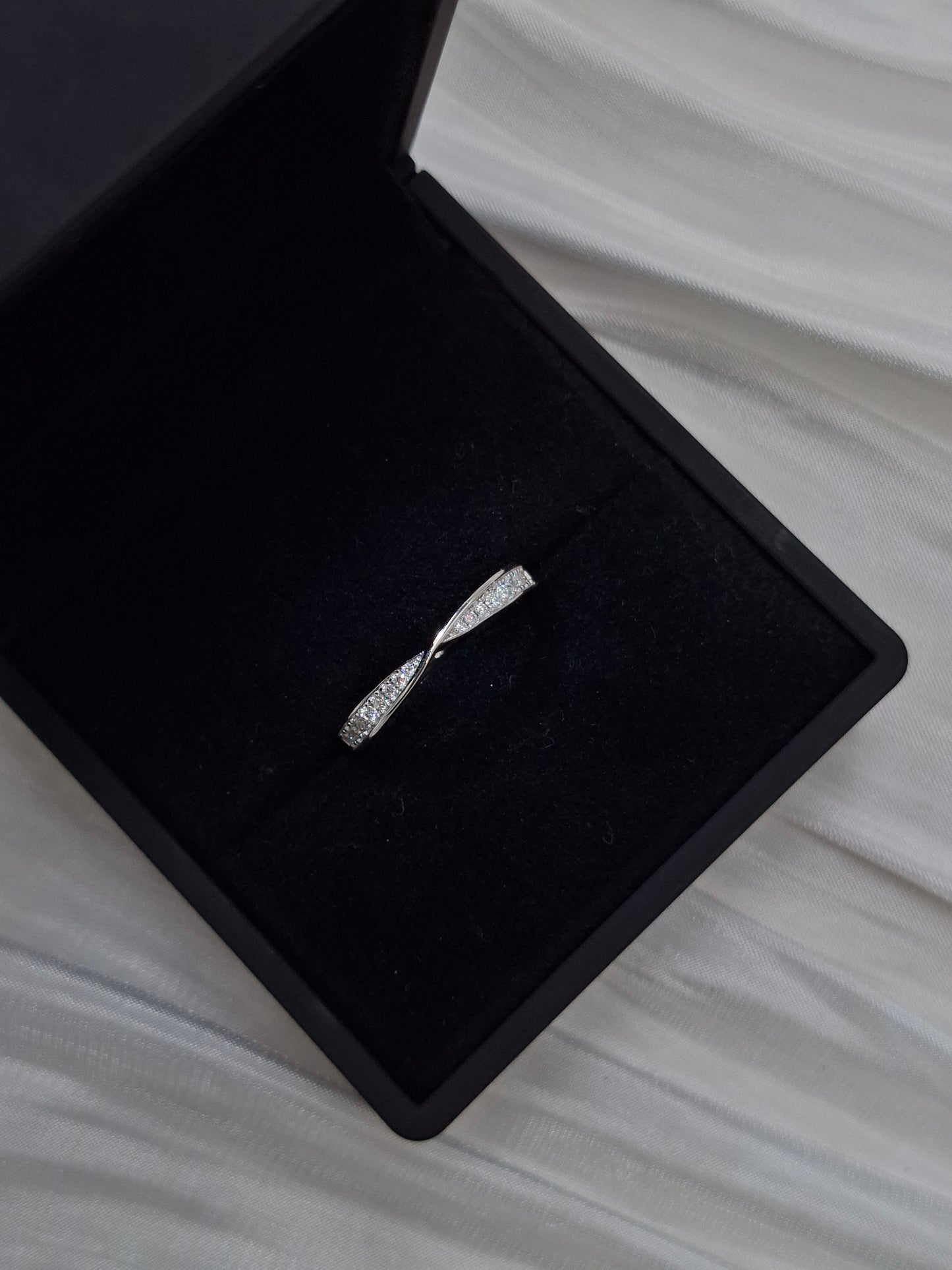 Mobius Moissanite Band