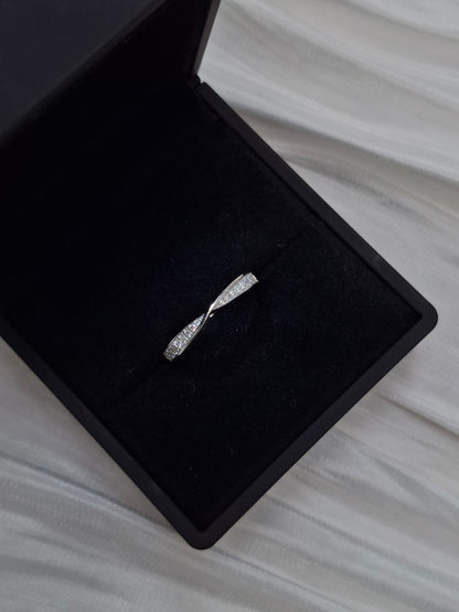 Mobius Moissanite Band