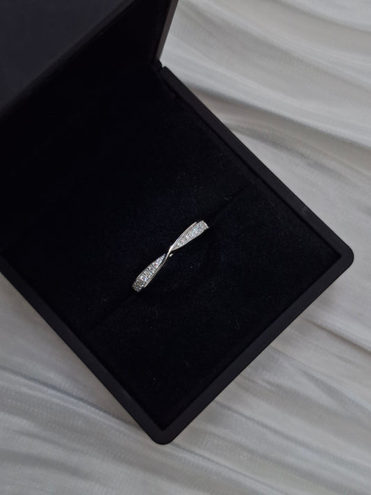 Mobius Moissanite Band