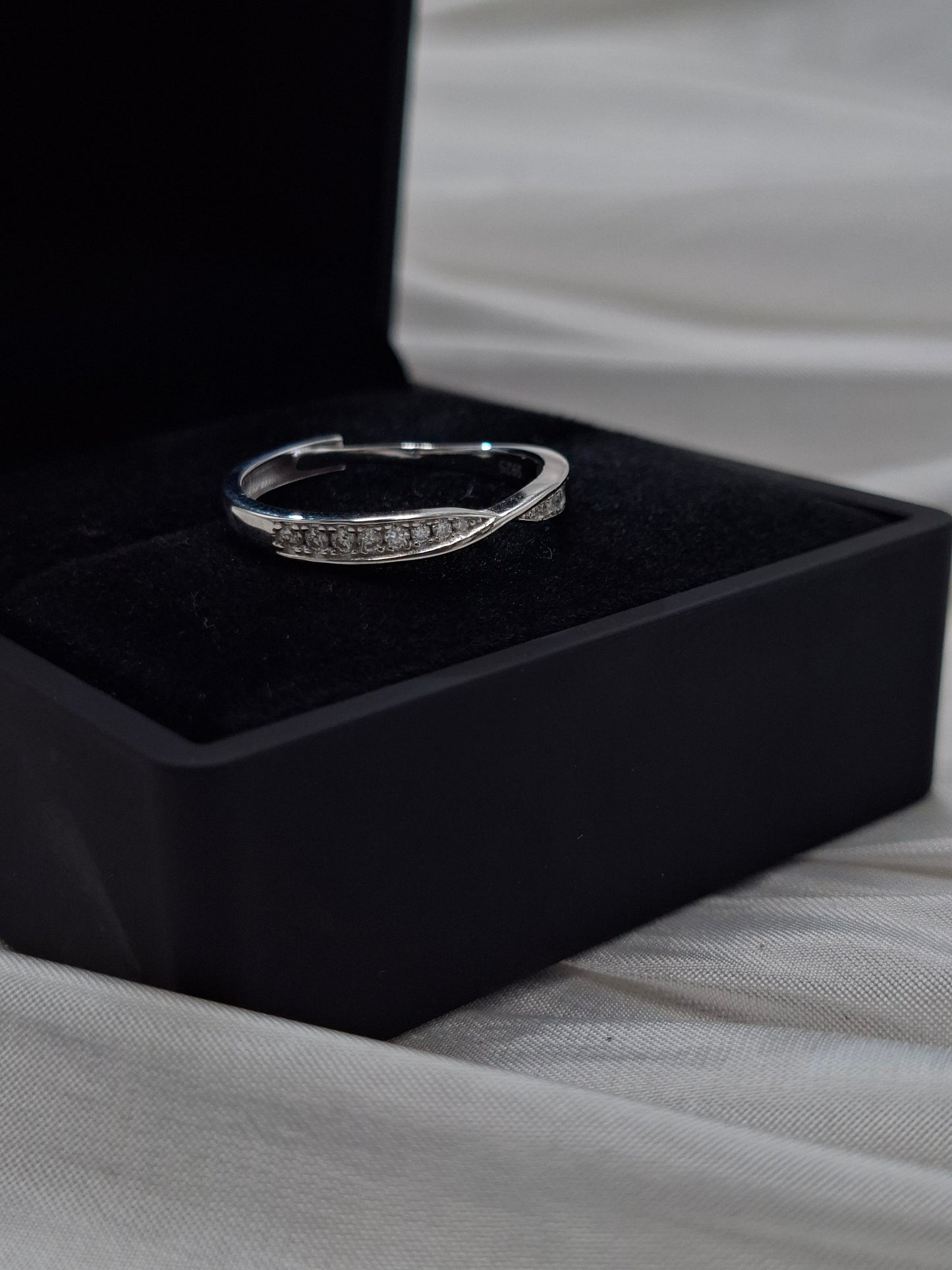 Mobius Moissanite Band