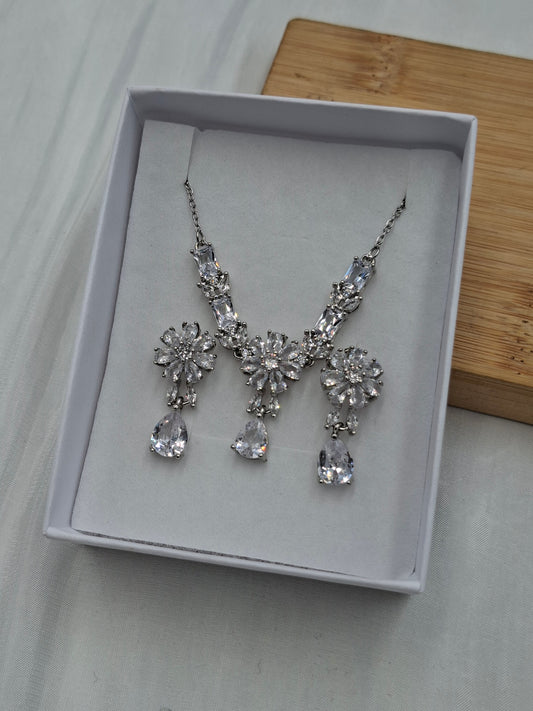 Silver Daisy Necklace Set