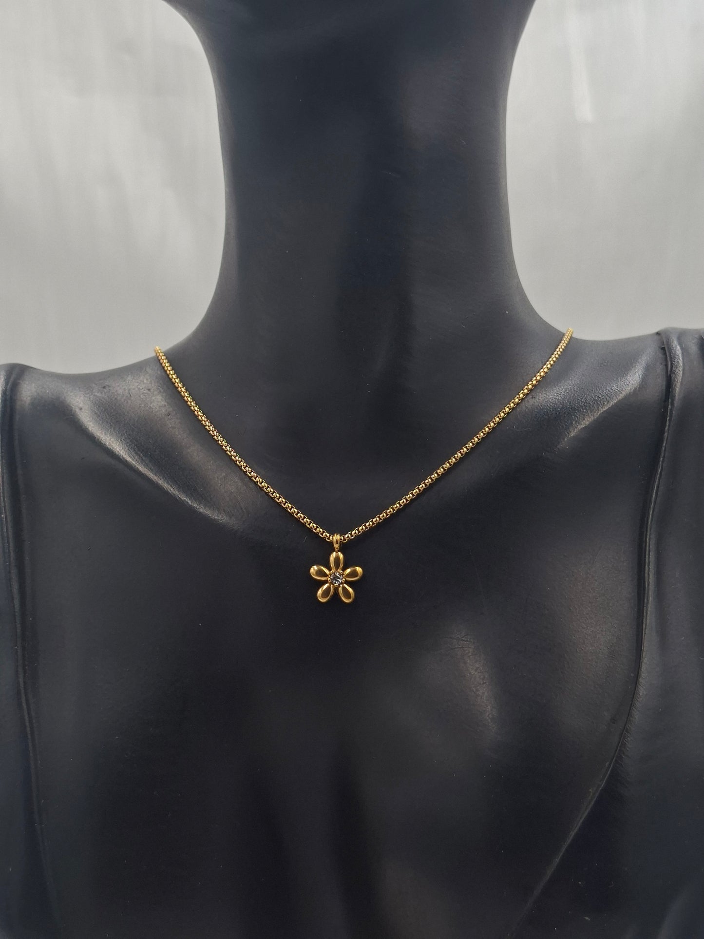 Gold Daisy Necklace