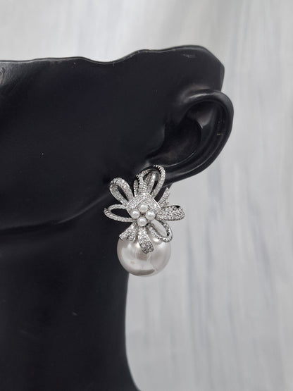 Giftie Bow Pearl Earrings