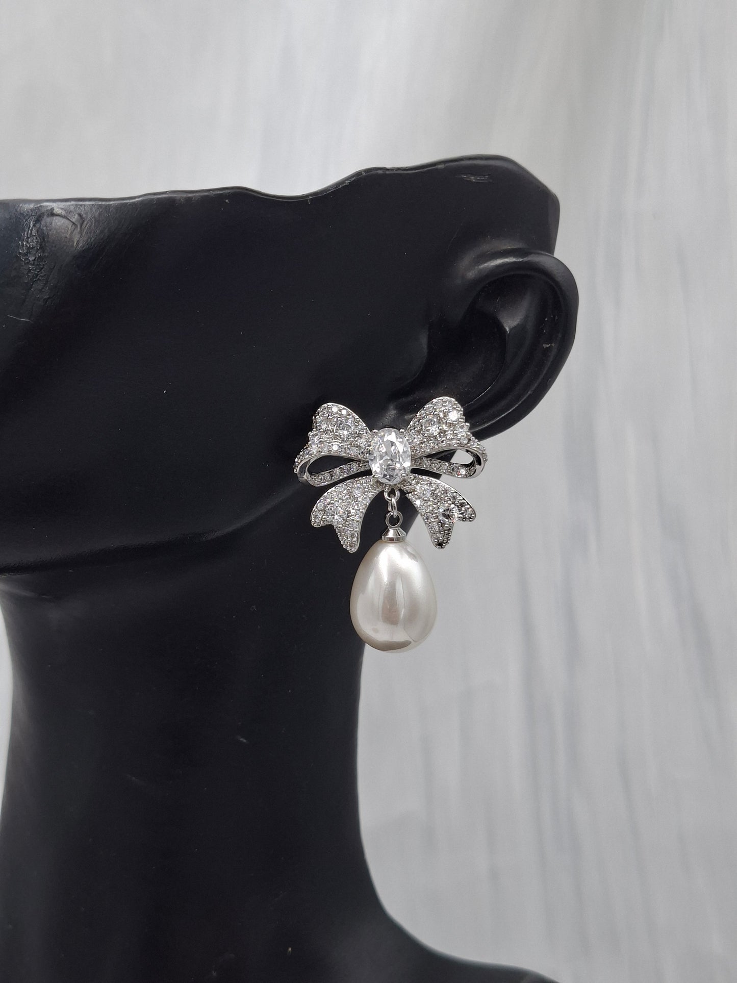 Cupid Bow Pearl Earrings