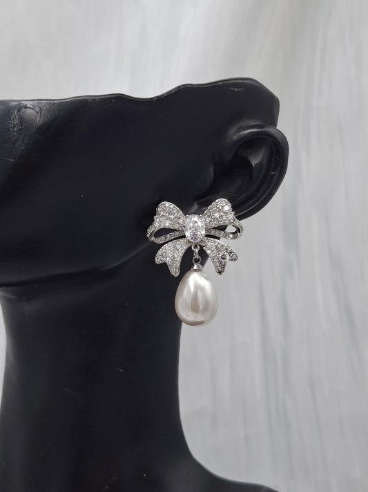Cupid Bow Pearl Earrings