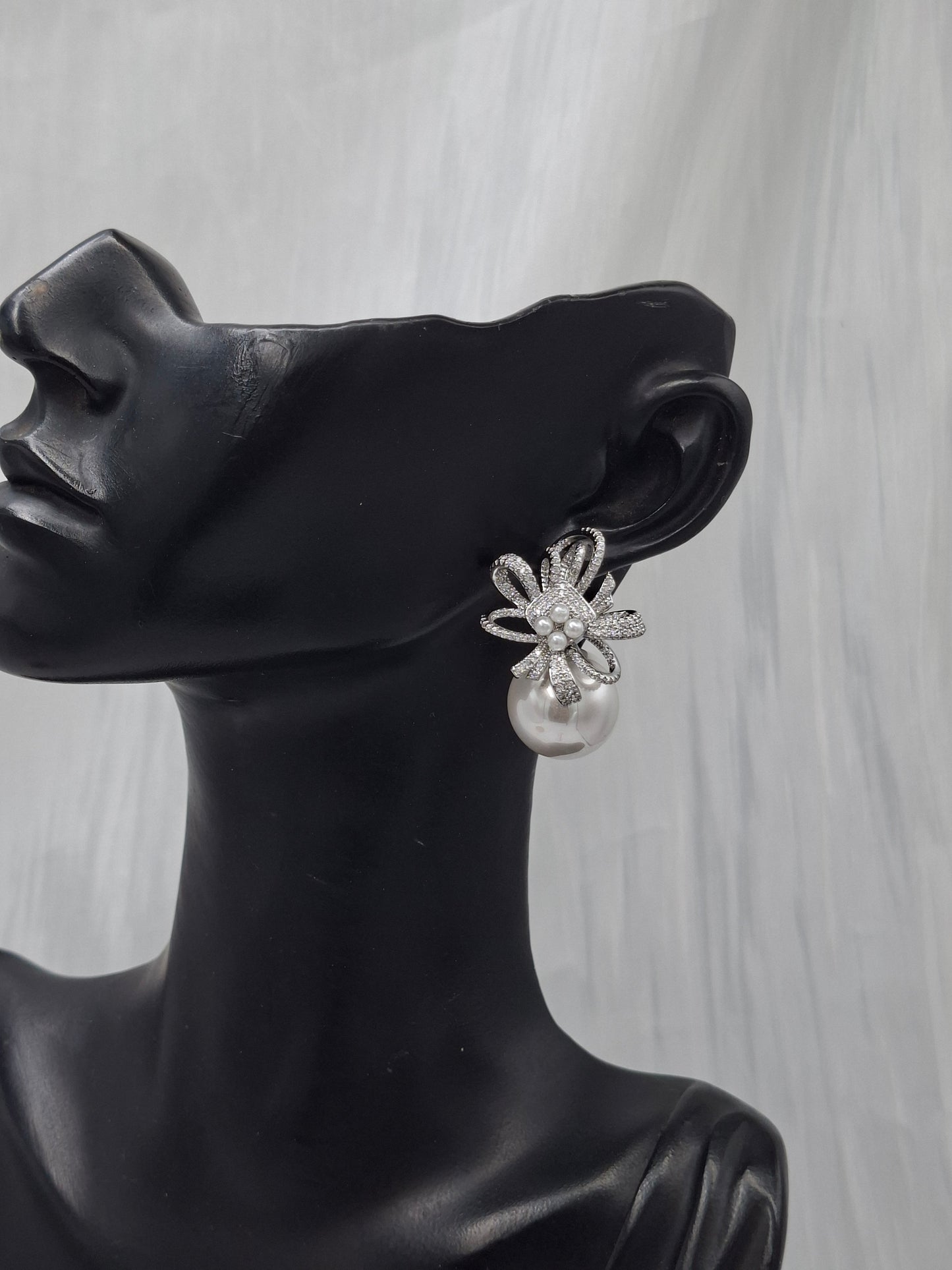 Giftie Bow Pearl Earrings
