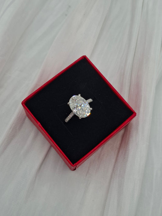 4ct Elara Moissanite Engagement Ring (size 6,8)