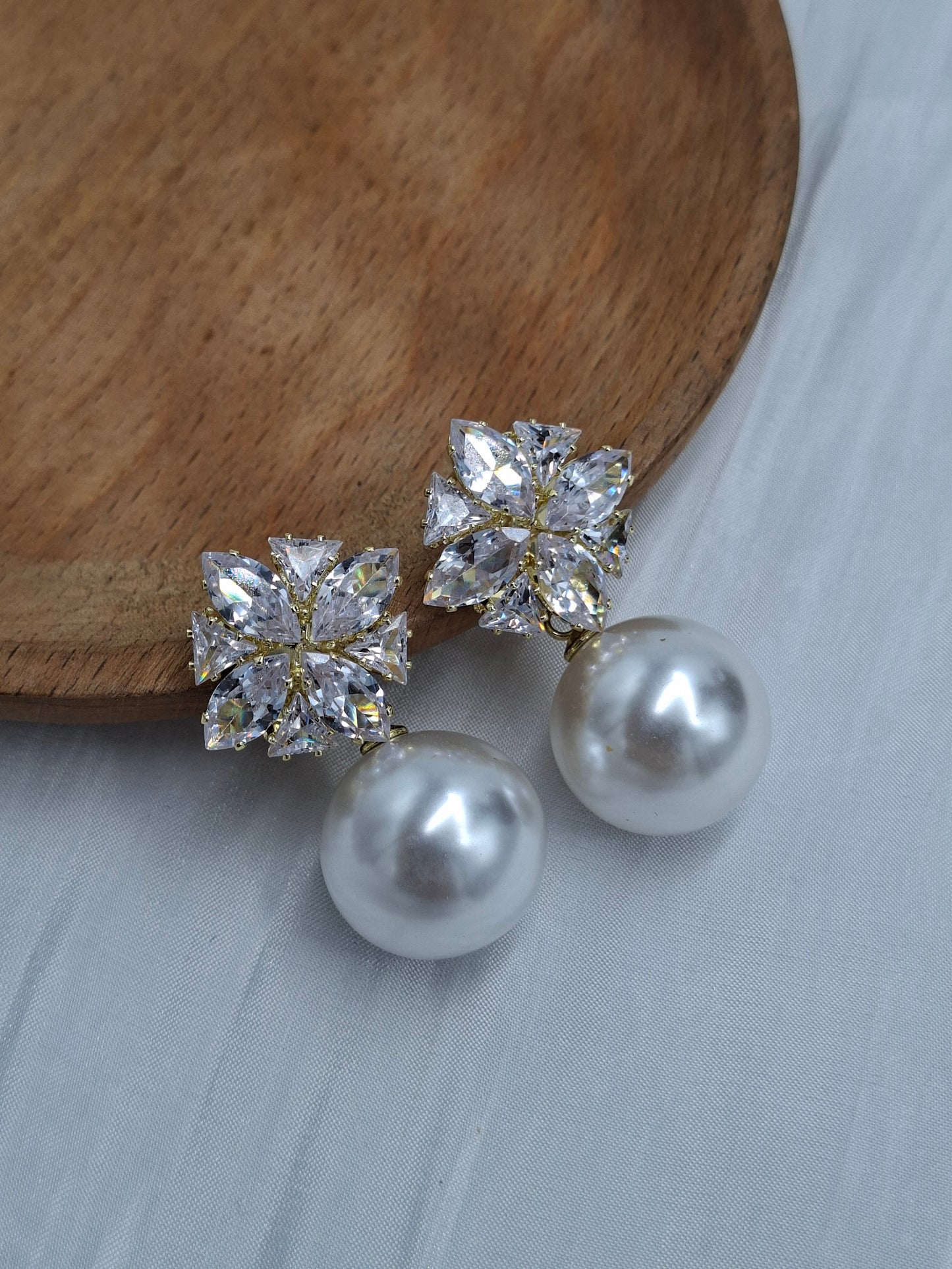 Ellen Pearl Earrings