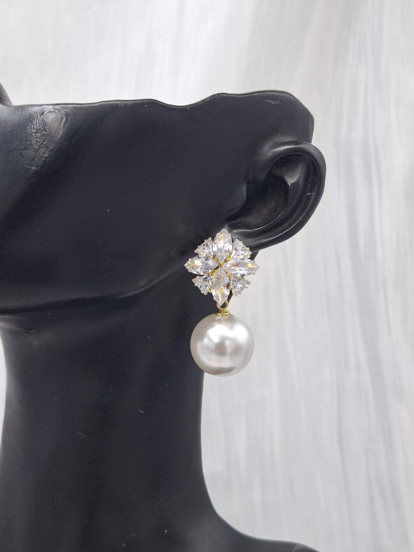Ellen Pearl Earrings