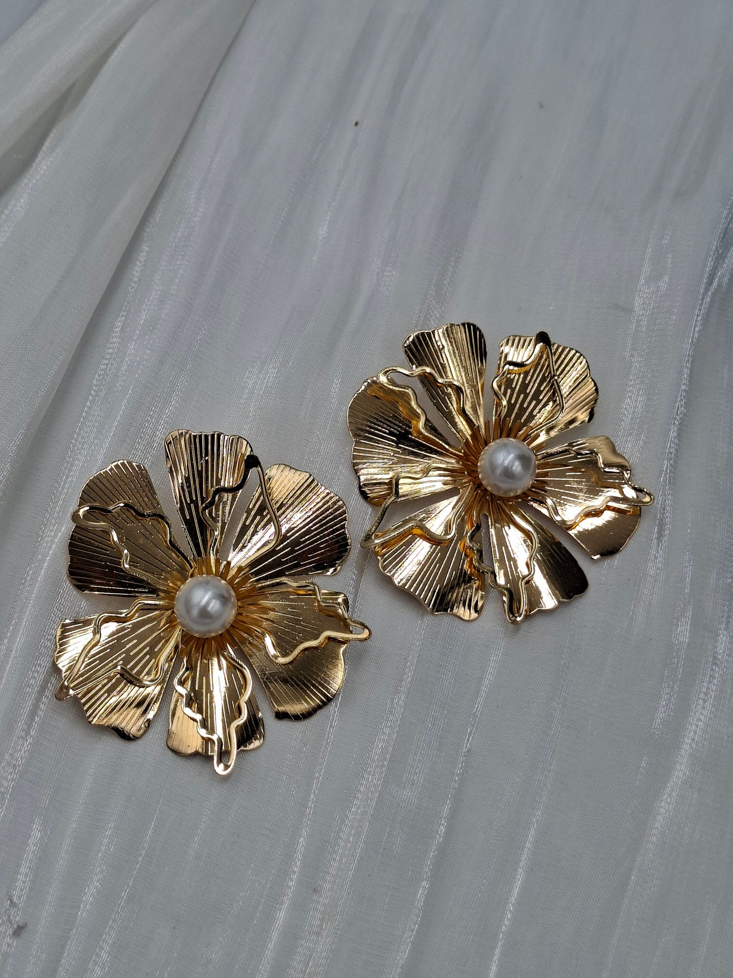 Flake Pearl Earrings