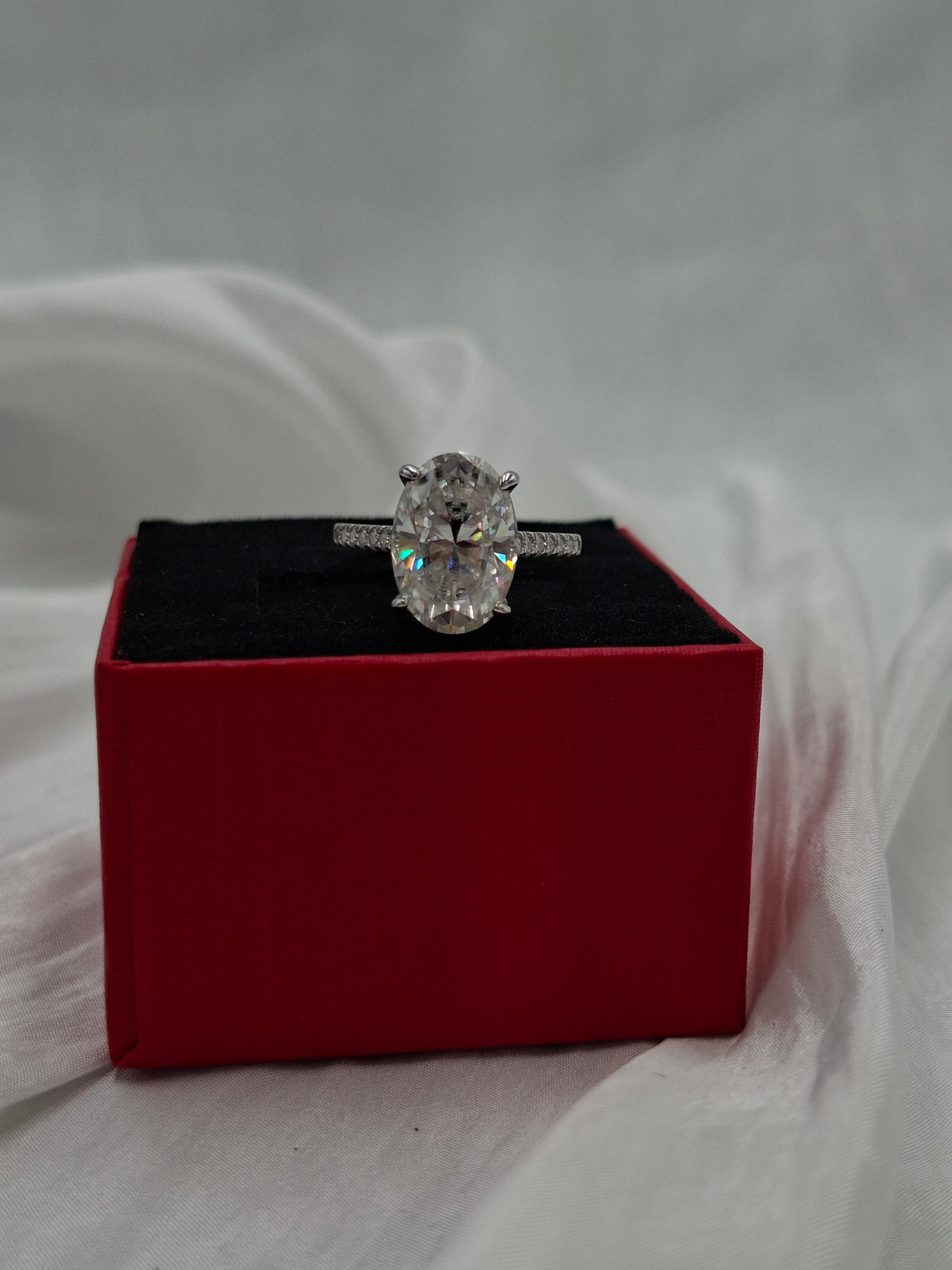 4ct Elara Moissanite Engagement Ring (size 6,8)
