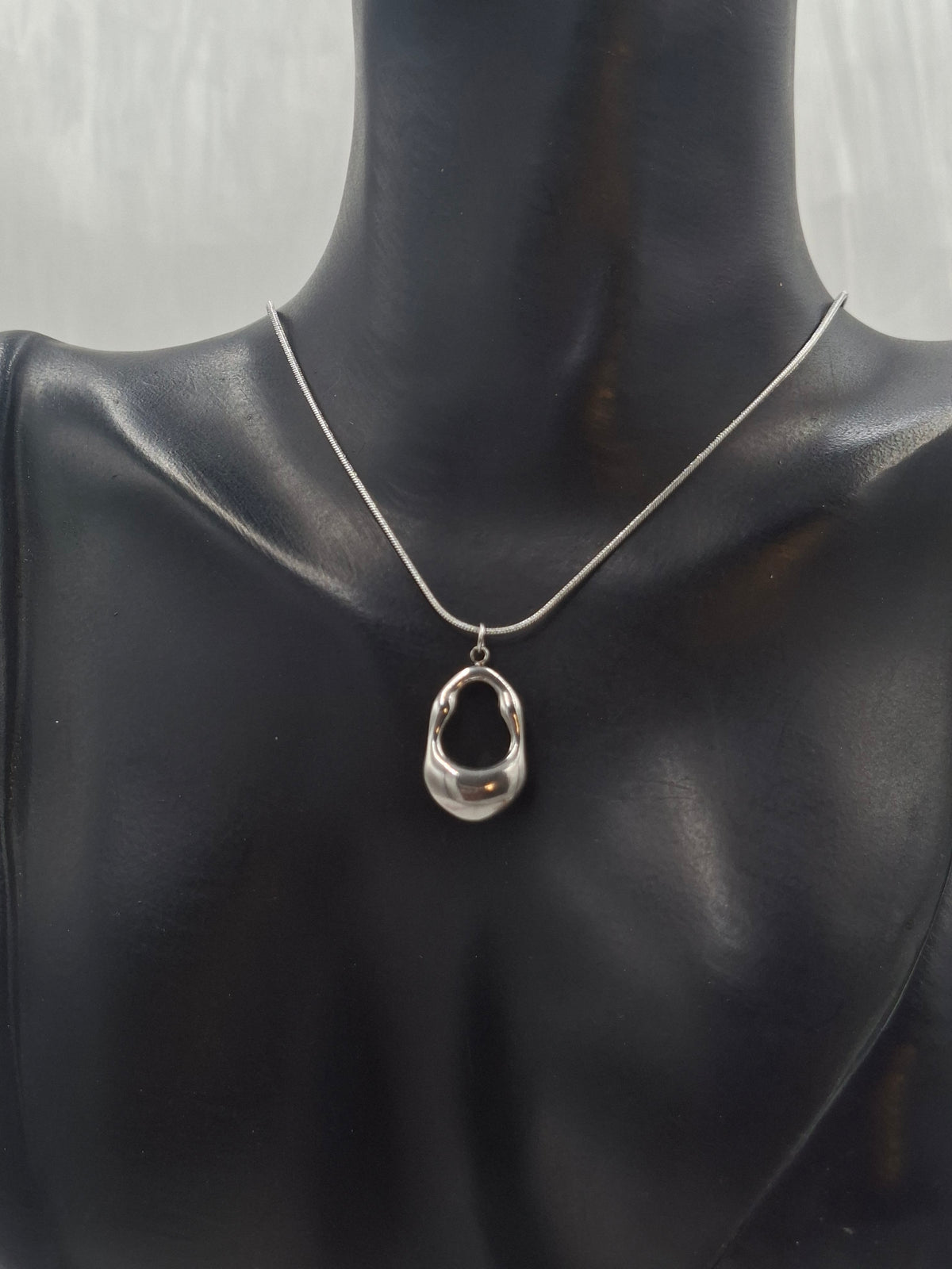 Hollowed Oval Necklace