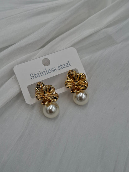 Daisy Pearl Earrings