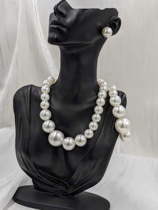 Chunky Pearl Necklace Set