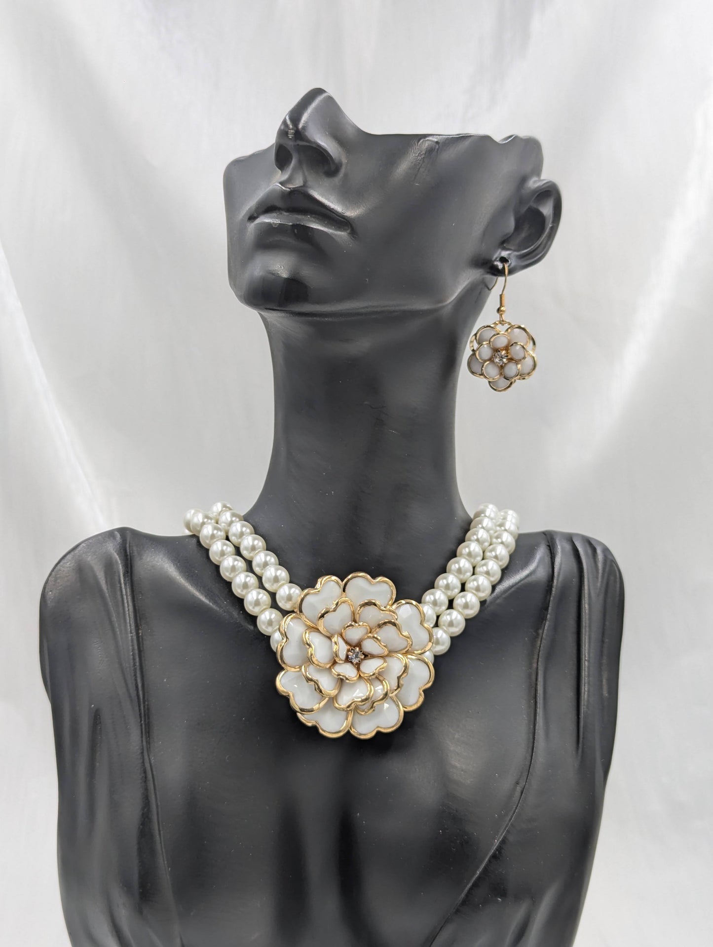 Rosette Pearl Necklace Set